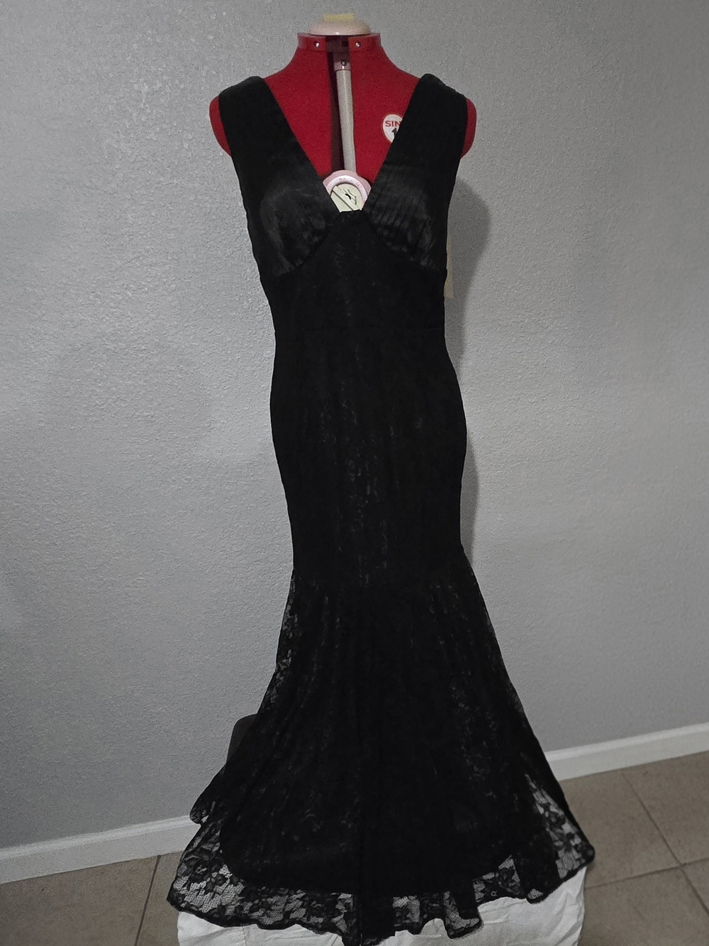 NWT Black Lace V-Neck Mermaid Evening Dress